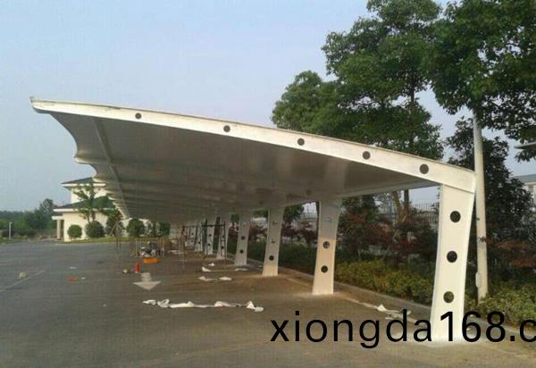 定做(zuo)膜結(jié)(jie)構(gòu)車(chē)棚(peng)多少錢(qián)一(yi)平(ping)？