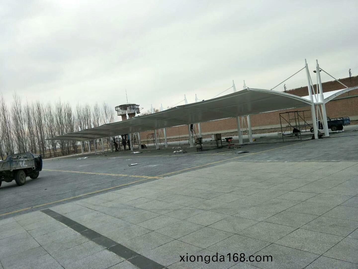 `鋁(lv)合(he)金(jin)膜(mo)結(jie)構(gou)車(che)棚(peng)`
