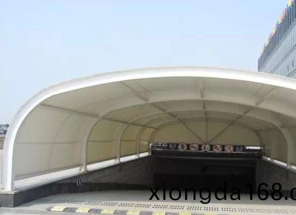 `上(shang)海超杭膜(mo)結(jié)構(gòu)(gou)工(gong)程(cheng)有限(xian)公(gong)司專(zhuan)業(yè)(ye)承接(jie)各(ge)種膜結(jié)構(gòu)(gou)工(gong)程(cheng)項目(mu)，是(shi)專(zhuan)業(yè)的膜(mo)結(jié)(jie)構(gòu)建(jian)筑公(gong)司，主營：污(wu)水(shui)池(chi)加(jia)蓋膜結(jié)(jie)構(gòu)、定做膜結(jié)(jie)構(gòu)車(che)棚(peng)、張拉膜(mo)結(jié)(jie)構(gòu)(gou)項(xiang)目(mu)、膜結(jié)(jie)構(gòu)(gou)看(kan)臺(tai)等(deng)工(gong)程項(xiang)目。公司(si)成功案(an)例遍(bian)布(bu)全(quan)國各地(di)，其(qi)中不乏(fa)有國(guo)內(nèi)知名工程項(xiang)目。公司具(ju)有超強的自(zi)主開(kai)發(fā)(fa)能(neng)力，可自主完(wan)成(cheng)設(shè)(she)計(ji)、施(shi)工、安裝(zhuang)等(deng)服務(wù)(wu)。車棚的應(yīng)用(yong)范(fan)圍越(yue)來(lai)越(yue)廣(guang)，大到社(she)區(qū)(qu)、景(jing)區(qū)，小(xiao)到家(jia)庭住(zhu)宅(zhai)，都(dou)非(fei)常適(shi)用(yong)，而(er)車(che)棚的(de)價(jia)格(ge)也(ye)多(duo)種(zhong)多樣(yang)，那(na)么定(ding)做膜結(jié)構(gòu)車棚的(de)價格是多少呢(ne)？