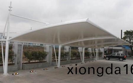 `汽(qi)車膜(mo)結構(gou)停車棚(peng)哪(na)家(jia)好(hao)?`